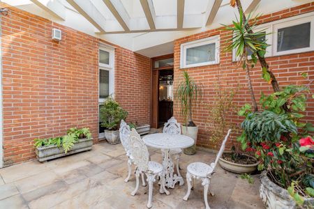 Casa à venda com 499m², 5 quartos e 4 vagas Casa à venda com 499m², 5 quartos e 4 vagasÁrea Externa