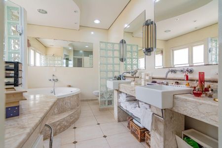 Casa à venda com 499m², 5 quartos e 4 vagas Casa à venda com 499m², 5 quartos e 4 vagasBanheiro 4