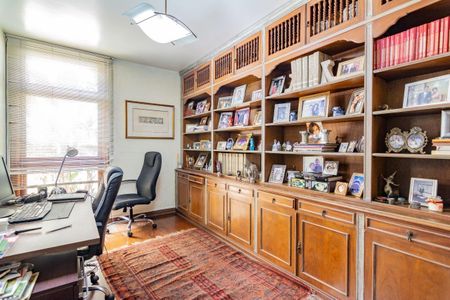 Casa à venda com 499m², 5 quartos e 4 vagas Casa à venda com 499m², 5 quartos e 4 vagasEscritório