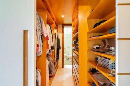 Casa à venda com 499m², 5 quartos e 4 vagas Casa à venda com 499m², 5 quartos e 4 vagasQuarto 2