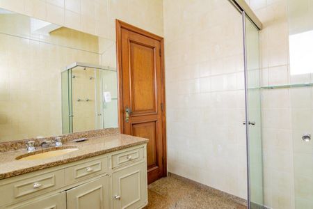 Casa à venda com 499m², 5 quartos e 4 vagas Casa à venda com 499m², 5 quartos e 4 vagasBanheiro 2