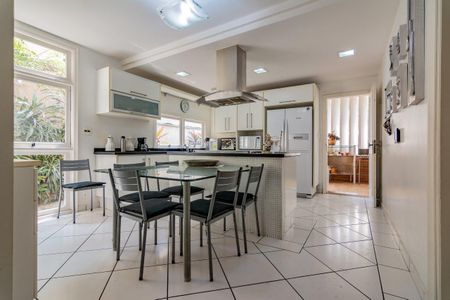 Casa à venda com 499m², 5 quartos e 4 vagas Casa à venda com 499m², 5 quartos e 4 vagasCozinha