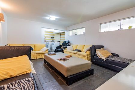 Casa à venda com 499m², 5 quartos e 4 vagas Casa à venda com 499m², 5 quartos e 4 vagasSala de TV