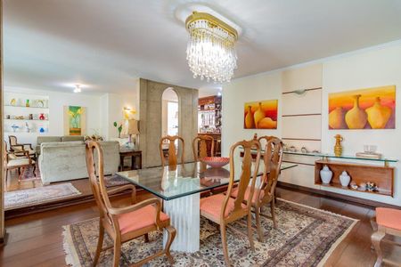 Casa à venda com 499m², 5 quartos e 4 vagas Casa à venda com 499m², 5 quartos e 4 vagasSala