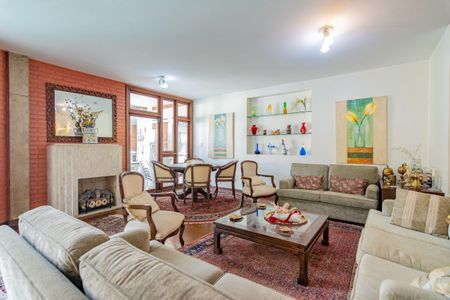 Casa à venda com 499m², 5 quartos e 4 vagas Casa à venda com 499m², 5 quartos e 4 vagasSala