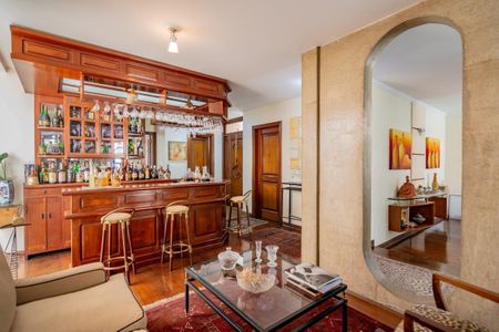 Casa à venda com 499m², 5 quartos e 4 vagas Casa à venda com 499m², 5 quartos e 4 vagasSala