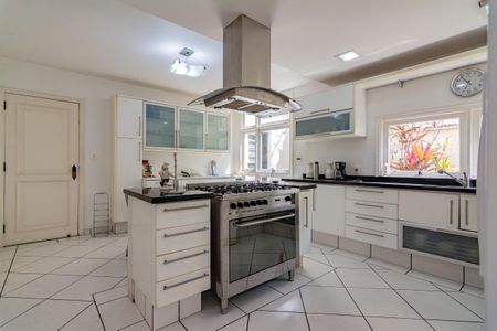 Casa à venda com 499m², 5 quartos e 4 vagas Casa à venda com 499m², 5 quartos e 4 vagasCozinha