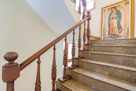 Casa à venda com 499m², 5 quartos e 4 vagas Casa à venda com 499m², 5 quartos e 4 vagasEscada