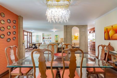 Casa à venda com 499m², 5 quartos e 4 vagas Casa à venda com 499m², 5 quartos e 4 vagasSala