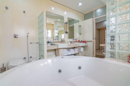 Casa à venda com 499m², 5 quartos e 4 vagas Casa à venda com 499m², 5 quartos e 4 vagasBanheiro 4