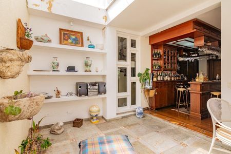 Casa à venda com 499m², 5 quartos e 4 vagas Casa à venda com 499m², 5 quartos e 4 vagasSala