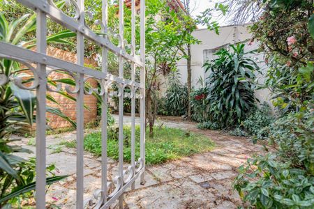 Casa à venda com 499m², 5 quartos e 4 vagas Casa à venda com 499m², 5 quartos e 4 vagasÁrea Externa