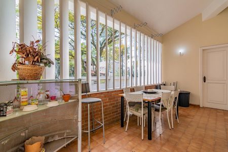 Casa à venda com 499m², 5 quartos e 4 vagas Casa à venda com 499m², 5 quartos e 4 vagasÁrea Externa