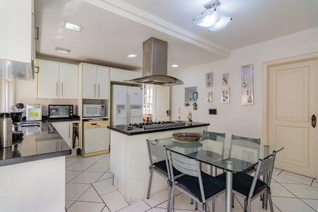 Casa à venda com 499m², 5 quartos e 4 vagas Casa à venda com 499m², 5 quartos e 4 vagasCozinha