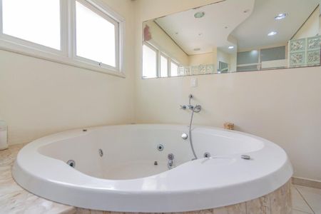 Casa à venda com 499m², 5 quartos e 4 vagas Casa à venda com 499m², 5 quartos e 4 vagasBanheiro 4