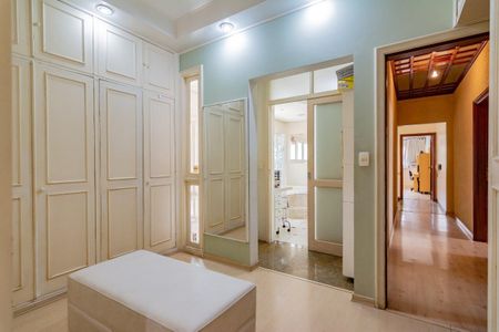 Casa à venda com 499m², 5 quartos e 4 vagas Casa à venda com 499m², 5 quartos e 4 vagasQuarto 4