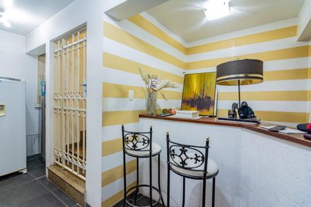 Casa à venda com 499m², 5 quartos e 4 vagas Casa à venda com 499m², 5 quartos e 4 vagasSala de TV