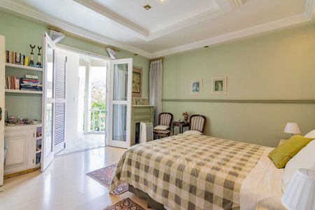 Casa à venda com 499m², 5 quartos e 4 vagas Casa à venda com 499m², 5 quartos e 4 vagasQuarto 4