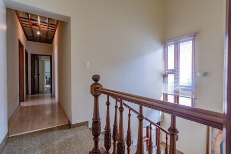 Casa à venda com 499m², 5 quartos e 4 vagas Casa à venda com 499m², 5 quartos e 4 vagasEscada