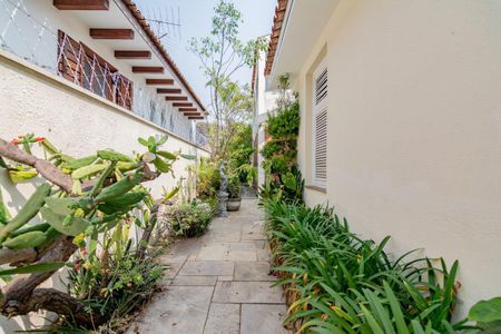 Casa à venda com 499m², 5 quartos e 4 vagas Casa à venda com 499m², 5 quartos e 4 vagasÁrea Externa