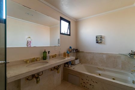 Apartamento à venda com 247m², 4 quartos e 4 vagas Apartamento à venda com 247m², 4 quartos e 4 vagasBanheiro da Suíte 3