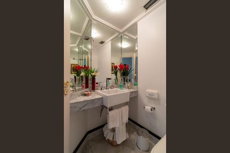 Apartamento à venda com 247m², 4 quartos e 4 vagas Apartamento à venda com 247m², 4 quartos e 4 vagasLavabo da Sala de TV