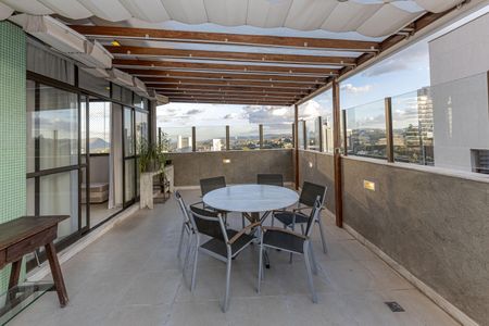 Apartamento à venda com 241m², 3 quartos e 3 vagas Apartamento à venda com 241m², 3 quartos e 3 vagasCobertura