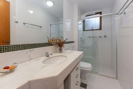 Apartamento à venda com 241m², 3 quartos e 3 vagas Apartamento à venda com 241m², 3 quartos e 3 vagasBanheiro 2