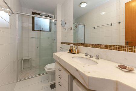 Apartamento à venda com 241m², 3 quartos e 3 vagas Apartamento à venda com 241m², 3 quartos e 3 vagasBanheiro da Suíte