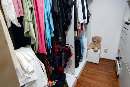 Apartamento à venda com 268m², 4 quartos e 1 vaga Apartamento à venda com 268m², 4 quartos e 1 vagaCloset da Suíte 2