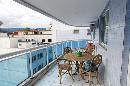 Apartamento à venda com 268m², 4 quartos e 1 vaga Apartamento à venda com 268m², 4 quartos e 1 vagaVaranda