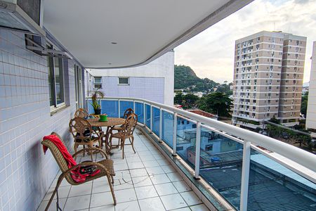 Apartamento à venda com 268m², 4 quartos e 1 vaga Apartamento à venda com 268m², 4 quartos e 1 vagaVaranda