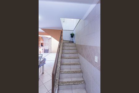 Casa à venda com 168m², 4 quartos e 4 vagas Casa à venda com 168m², 4 quartos e 4 vagasEscada