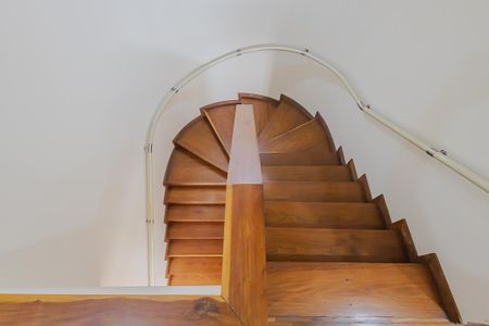 Casa à venda com 316m², 4 quartos e 4 vagasEscada