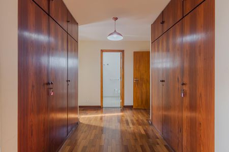 Casa à venda com 316m², 4 quartos e 4 vagasSuíte