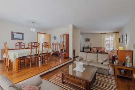 Casa à venda com 316m², 4 quartos e 4 vagasSala