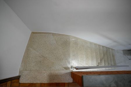 Casa à venda com 170m², 3 quartos e 2 vagas Casa à venda com 170m², 3 quartos e 2 vagasEscada