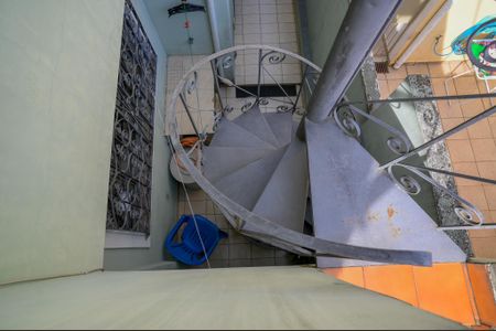 Casa à venda com 170m², 3 quartos e 2 vagas Casa à venda com 170m², 3 quartos e 2 vagasEscada para Terraço