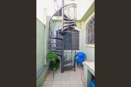 Casa à venda com 170m², 3 quartos e 2 vagas Casa à venda com 170m², 3 quartos e 2 vagasEscada para Terraço