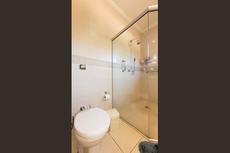 Casa de condomínio à venda com 630m², 5 quartos e 6 vagas Casa de condomínio à venda com 630m², 5 quartos e 6 vagasBanheiro da Suíte 1