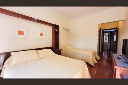 Casa de condomínio à venda com 630m², 5 quartos e 6 vagas Casa de condomínio à venda com 630m², 5 quartos e 6 vagasQuarto 2