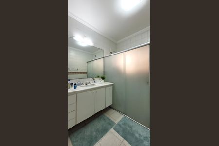 Casa de condomínio à venda com 630m², 5 quartos e 6 vagas Casa de condomínio à venda com 630m², 5 quartos e 6 vagasBanheiro Social