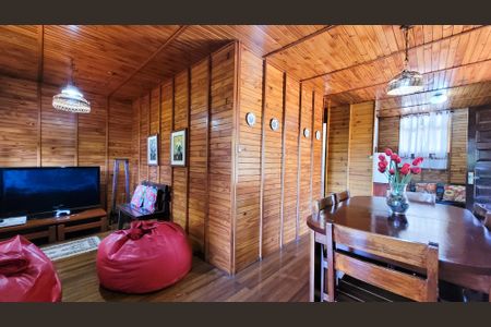 Casa de condomínio à venda com 630m², 5 quartos e 6 vagas Casa de condomínio à venda com 630m², 5 quartos e 6 vagasChalê