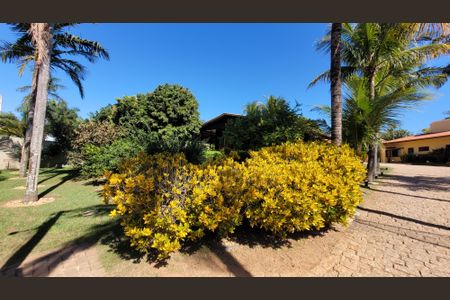 Casa de condomínio à venda com 630m², 5 quartos e 6 vagas Casa de condomínio à venda com 630m², 5 quartos e 6 vagasFachada