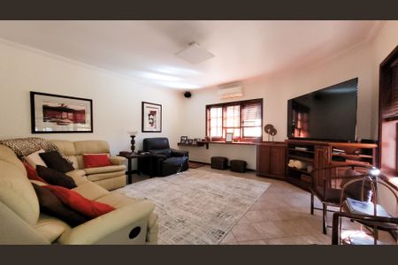 Casa de condomínio à venda com 630m², 5 quartos e 6 vagas Casa de condomínio à venda com 630m², 5 quartos e 6 vagasSala de TV