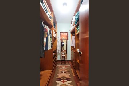 Casa de condomínio à venda com 630m², 5 quartos e 6 vagas Casa de condomínio à venda com 630m², 5 quartos e 6 vagasCloset do Quarto 1