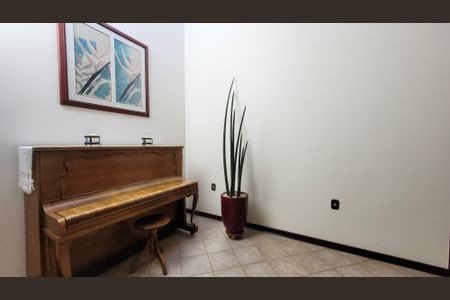 Casa de condomínio à venda com 630m², 5 quartos e 6 vagas Casa de condomínio à venda com 630m², 5 quartos e 6 vagasSala