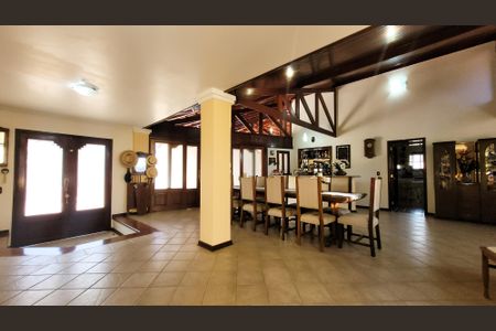 Casa de condomínio à venda com 630m², 5 quartos e 6 vagas Casa de condomínio à venda com 630m², 5 quartos e 6 vagasSala