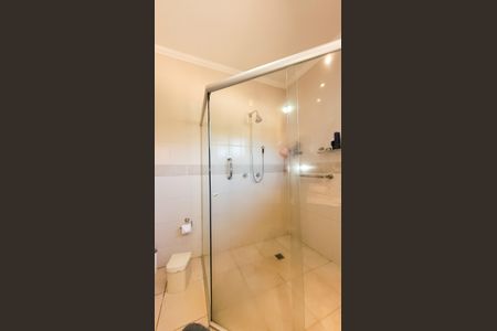 Casa de condomínio à venda com 630m², 5 quartos e 6 vagas Casa de condomínio à venda com 630m², 5 quartos e 6 vagasBanheiro da Suíte 1