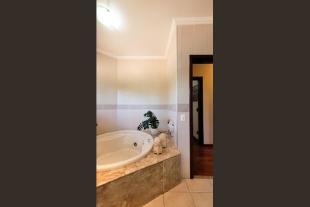 Casa de condomínio à venda com 630m², 5 quartos e 6 vagas Casa de condomínio à venda com 630m², 5 quartos e 6 vagasBanheiro da Suíte 1